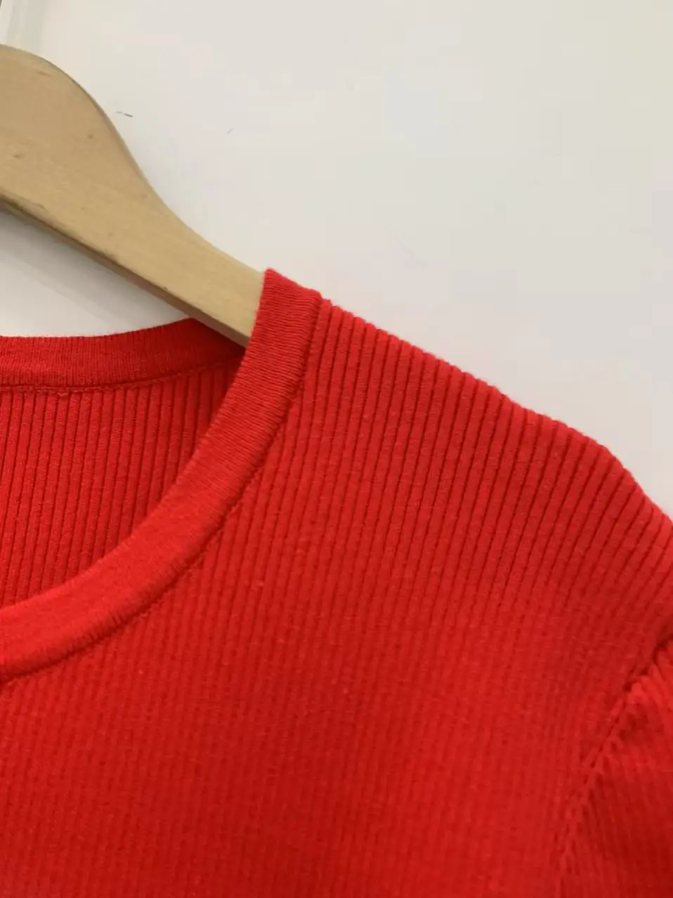 Rood damesvest met ronde hals, korte mouwen, enkele rij knopen, slim fit, elegante damestrui