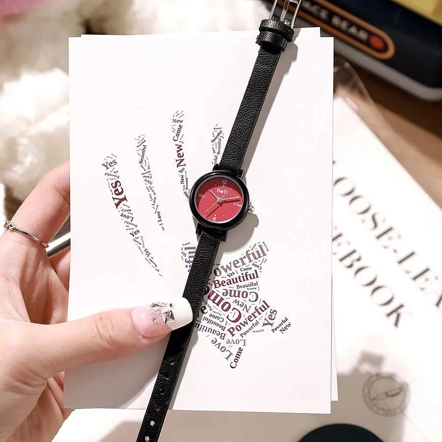 ساعة ليتل وايلد بيري أنثى Ins طالب المدرسة الثانوية يمكن الوصول إليها الفاخرة المتخصصة الألوان المتناقضة أنيقة عالية القيمة ساعة كوارتز مدمجة