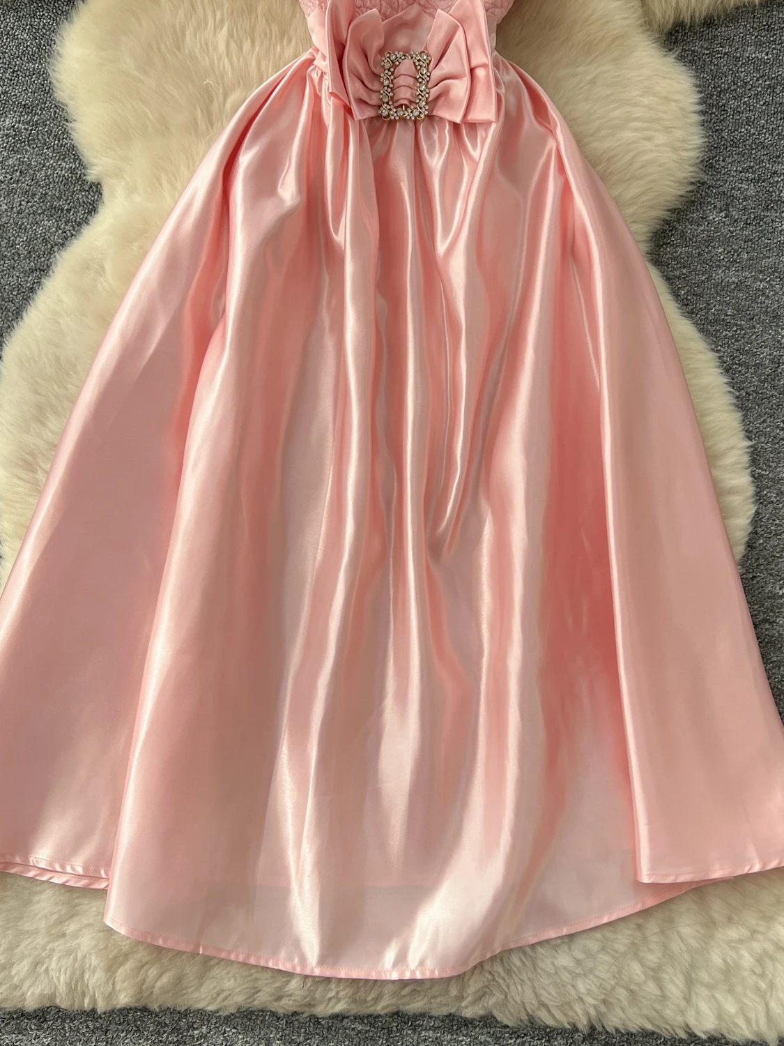 Vestido E de Cetim com Mangas Bufantes, Detalhes Texturizados em Diamante e Cintura Marcada para Mulheres Modernas Pro...