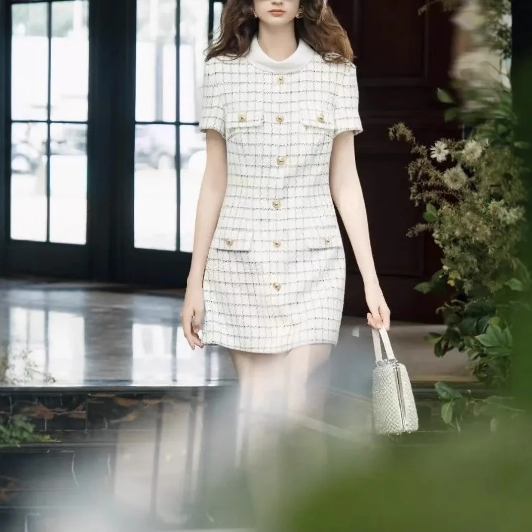 Een afslankende en nauwsluitende jurk met enkele rij knopen, een vleugje elegantie en een korte rok voor de herfst van 2025