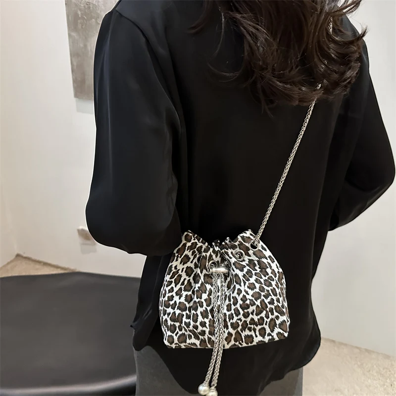 1 Piece of Leopard Print Chain Bucket Bag, Fashionable Shoulder Bag for Women, Crossbody Bag That Can Hold Mobile Phone