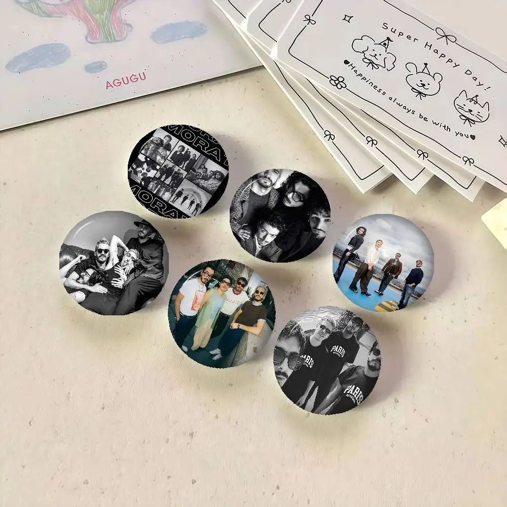 Musik Rock Band M-Morat Kreative Pins Lustige Runde Snap-in Brosche Abzeichen Rucksack Hut Zubehör Schmuck Geschenke für Freund