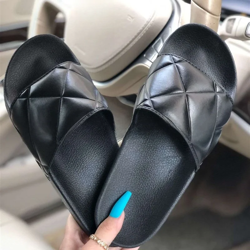 صنادل نسائية كاجوال كبيرة مسطحة متقاطعة من جلد البولي يوريثان سهلة الارتداء بكعب مسطح للربيع والصيف لون نقي وتفاصيل ماسية