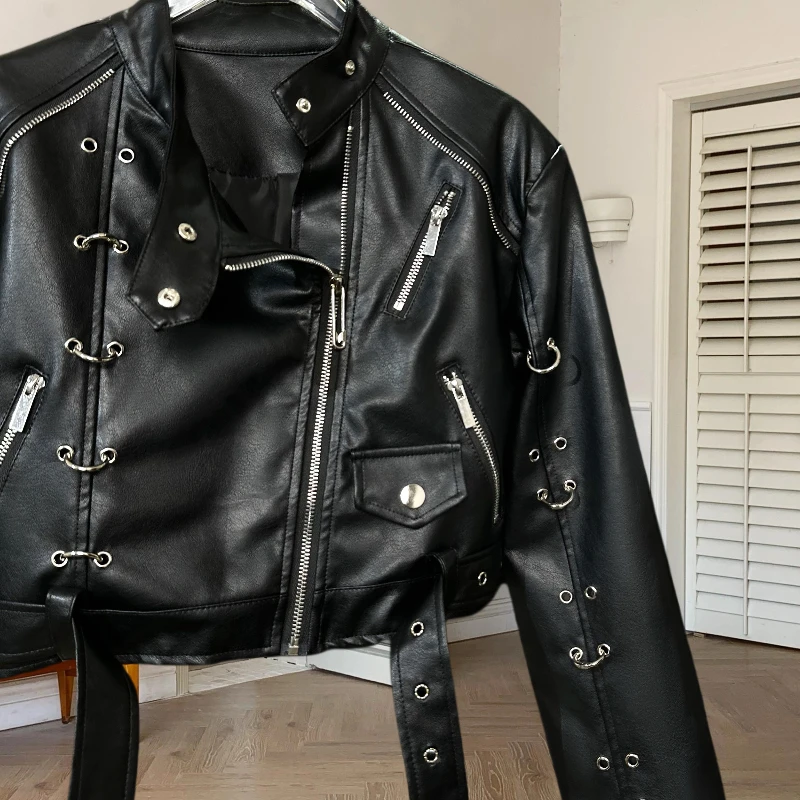 Veste de motard courte en similicuir PU pour femme avec ceinture, col montant, manches longues, streetwear féminin, rivet d'anneau, mode printemps