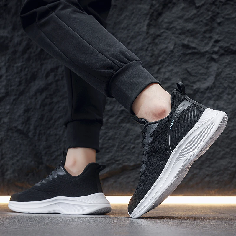 Novos sapatos esportivos masculinos confortáveis moda versátil quatro estações respirável sola grossa resistente ao desgaste tênis de lazer ao ar livre