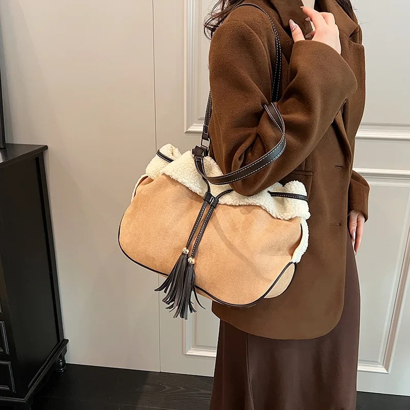 Tote New Winter Plush Large Capacity Fashion Casual Retro Commuter Underarm Bag Purses and Handbags for Women Sweet  All-match