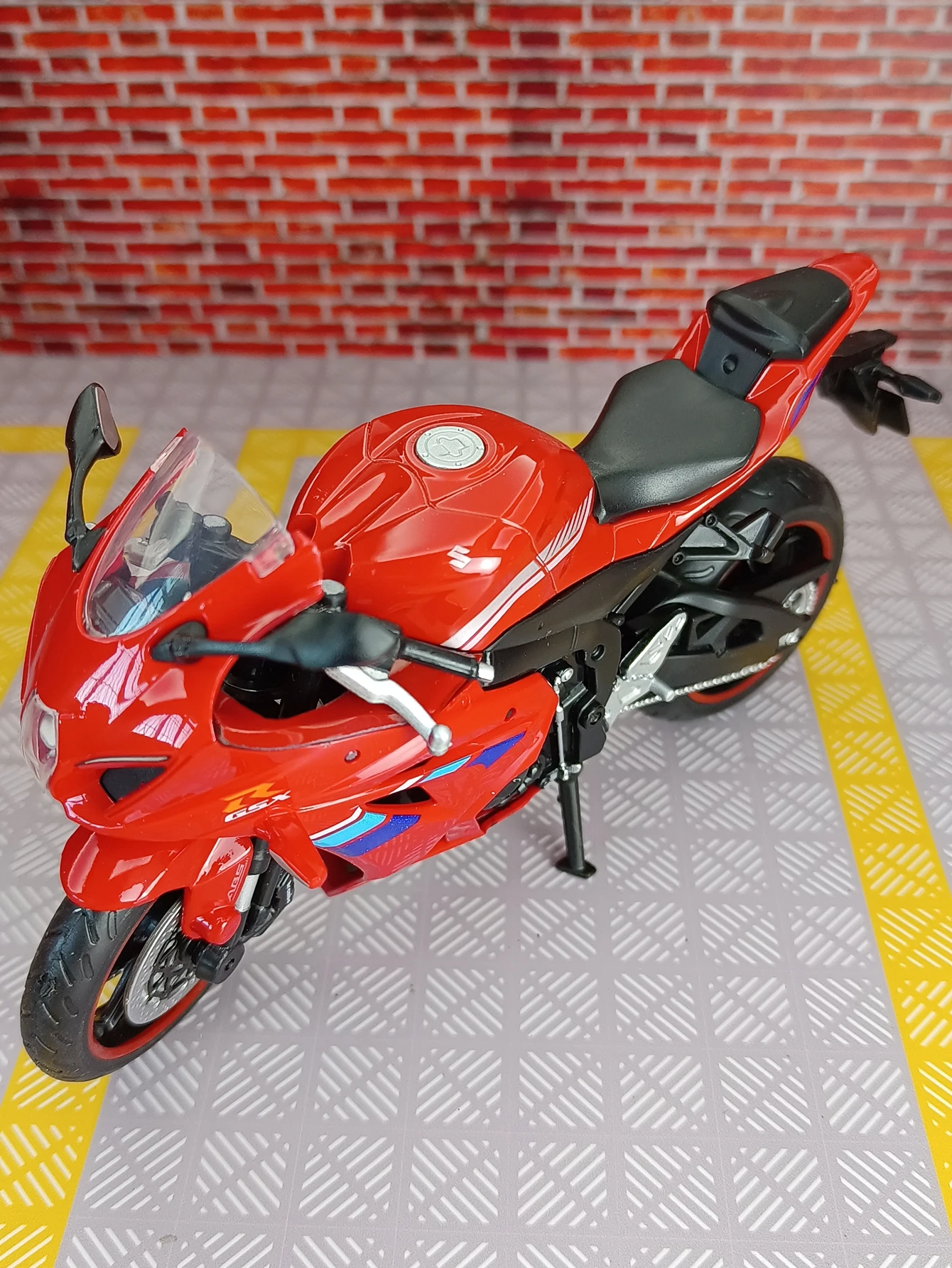 CCA 1:12 Simulation Suzuki GSX-R1000 Motorcycle Alloy Model Car rich details suitable for collection and can be given as a gift