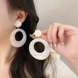Simple Fashion Acrylic White Hoop Earrings For Women Bridals Bridesmaids Gift Ear Piercing Geometric Round Plastic Drop Earrings