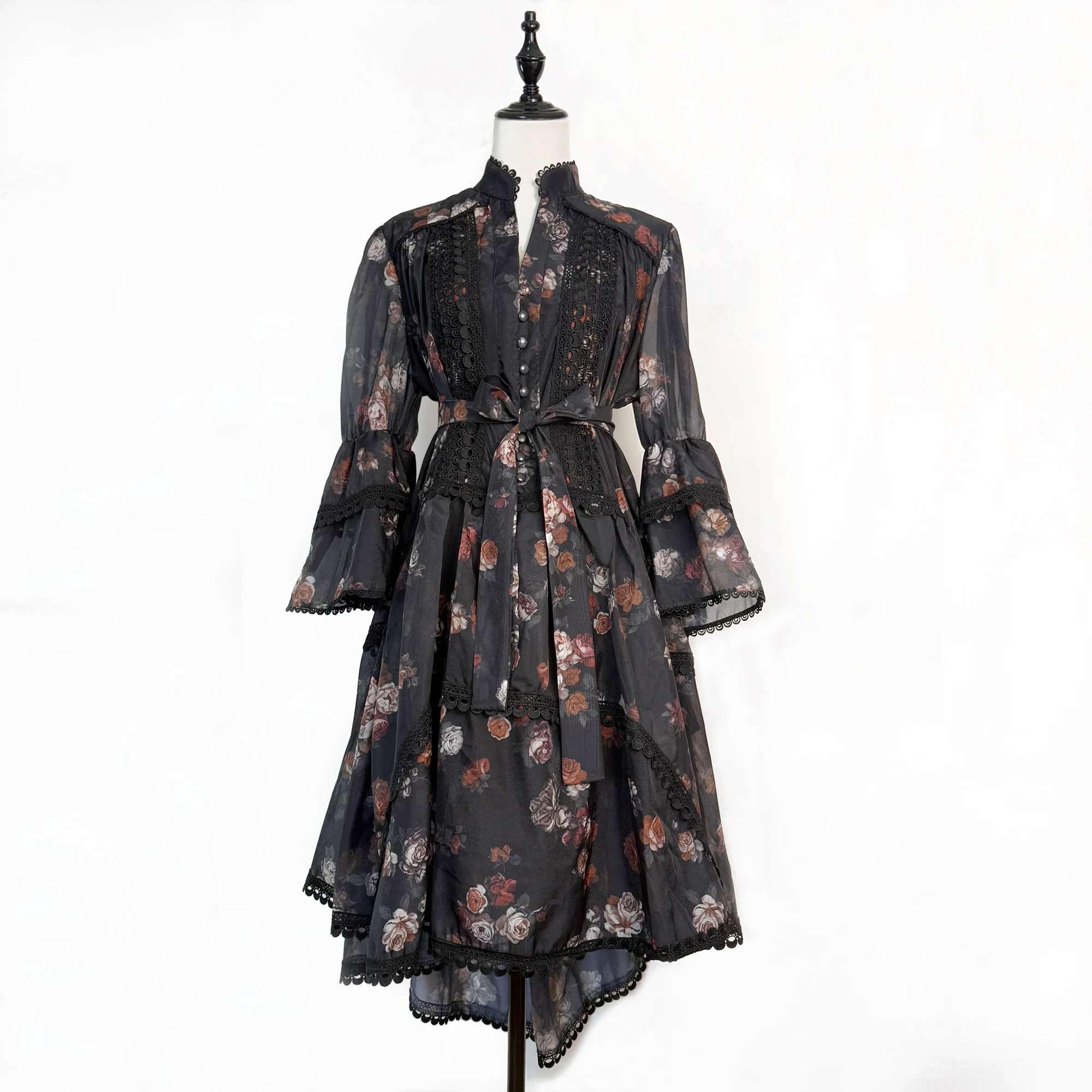 

Платье женское весна-лето 2026 из шифона с кружевными вставками, V-образным вырезом, расклешенными рукавами, цветочным принтом, поясом, шнуровкой и асимметричной кружевной отделкой