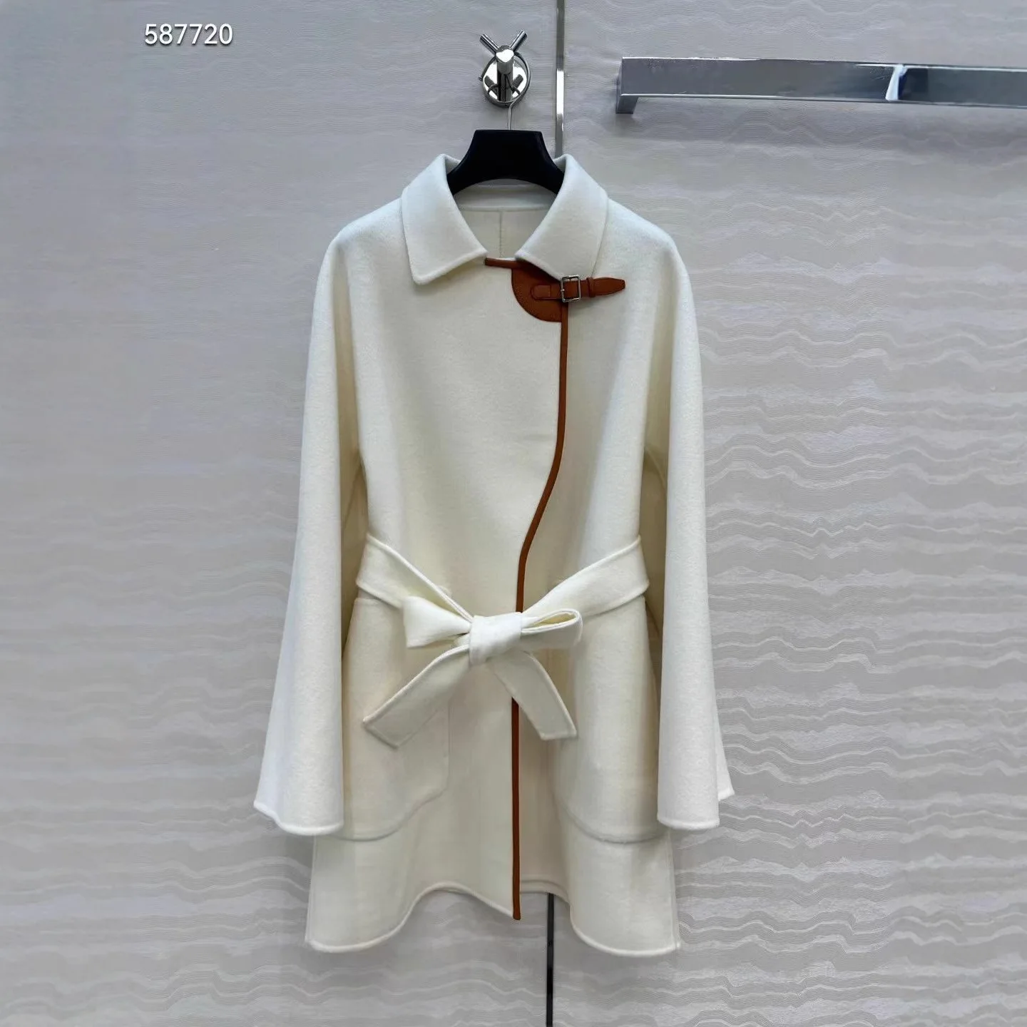 

Универсальный кашемировый аксессуар на подкладке из овчины с длинными рукавами и прикрытыми пуговицами