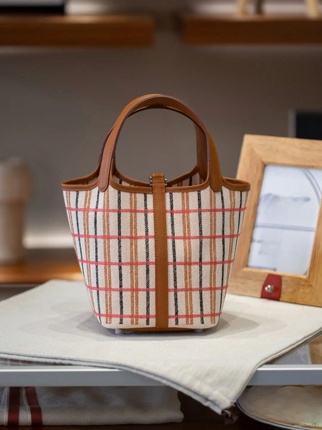 

2025 summer new canvas splicing leather vegetable basket large capacity handbag commuter versatile leather women's bag.YD