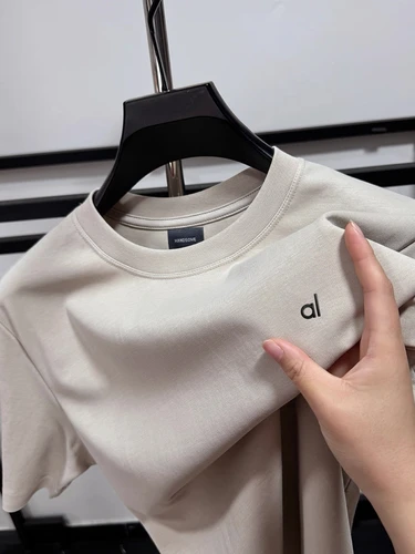 Imagen 2 del producto Camiseta de manga corta de marca de lujo para hombre top deportivo transpirable de algodón de seda helada con diseño en relieve de nueva letra a la moda para verano