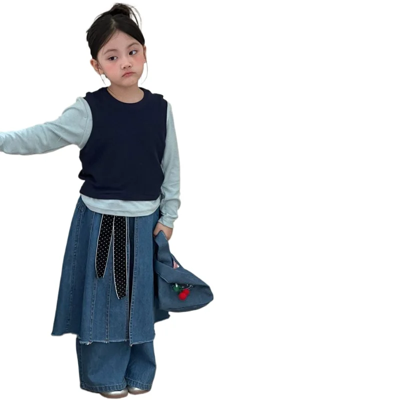 

Новый осенний комплект для девочек: однотонный топ, вязаный жилет, джинсовая юбка и брюки в зарубежном стиле, модный комплект из трех предметов 2026 года