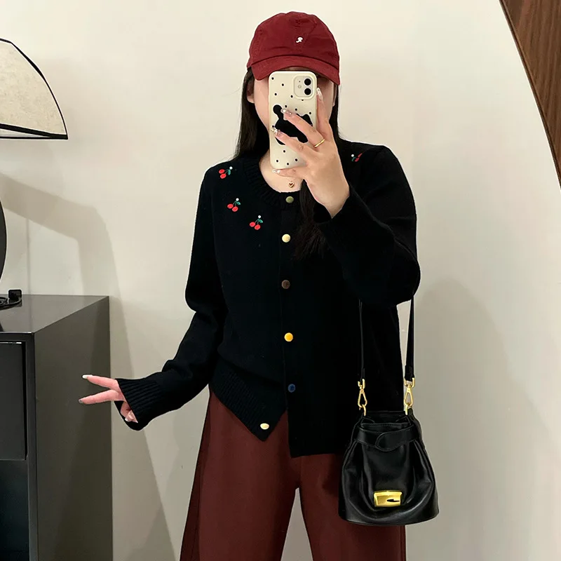 FRYAY LAB Oversize'owy damski sweter z okrągłym dekoltem i haftem, damska kurtka z długim rękawem, luźny kardigan z dzianiny na jesień 2025, modny