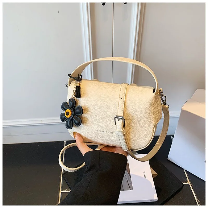 

Современная асимметричная женская седельная сумка с изогнутым силуэтом и маслом из мягкой кожи