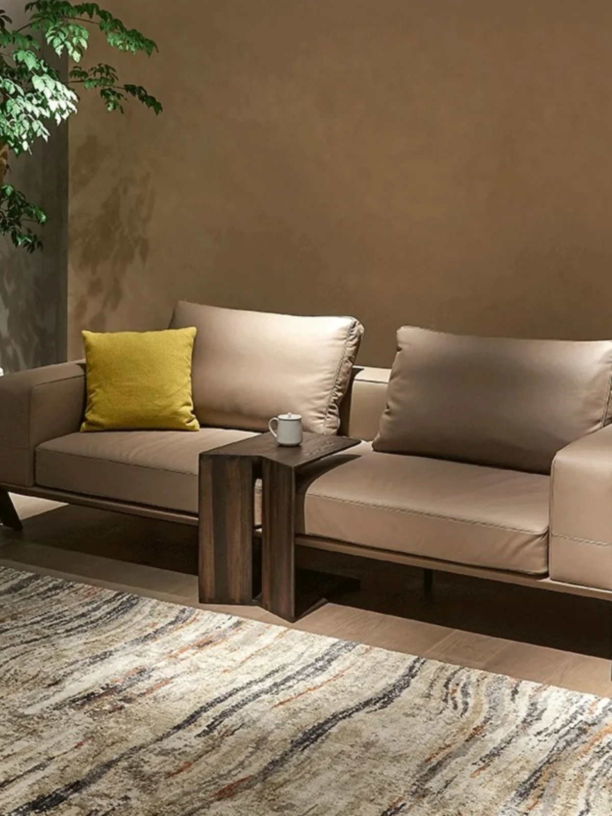 طاولة مربعة صغيرة من الخشب الصلب، زاوية أريكة، غرفة معيشة بسيطة وحديثة، شقة منزلية صغيرة