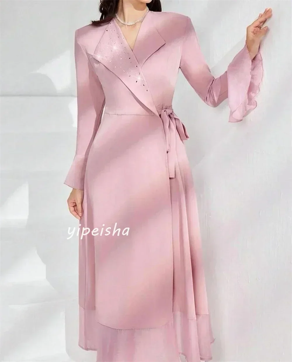 Op maat gemaakte jersey strass ruches feest A-lijn V-hals op maat gemaakte gelegenheidsjurk midi-jurken