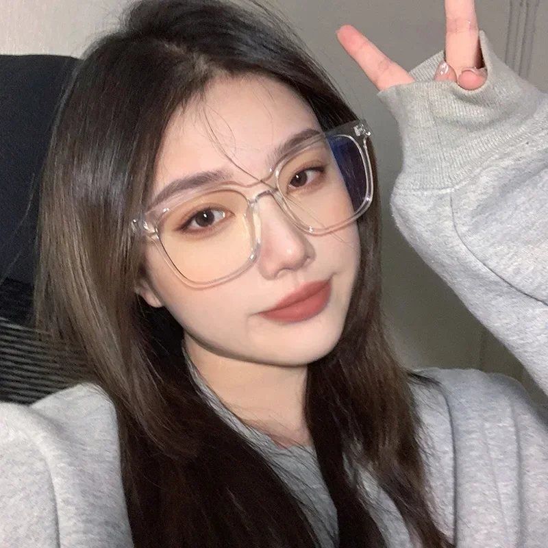 الرجعية الأسود إطار كبير قصر النظر النظارات الاتجاه الإناث مكافحة الضوء الأزرق بالقرب من البصر النظارات البصرية مشهد قصير البصر النظارات