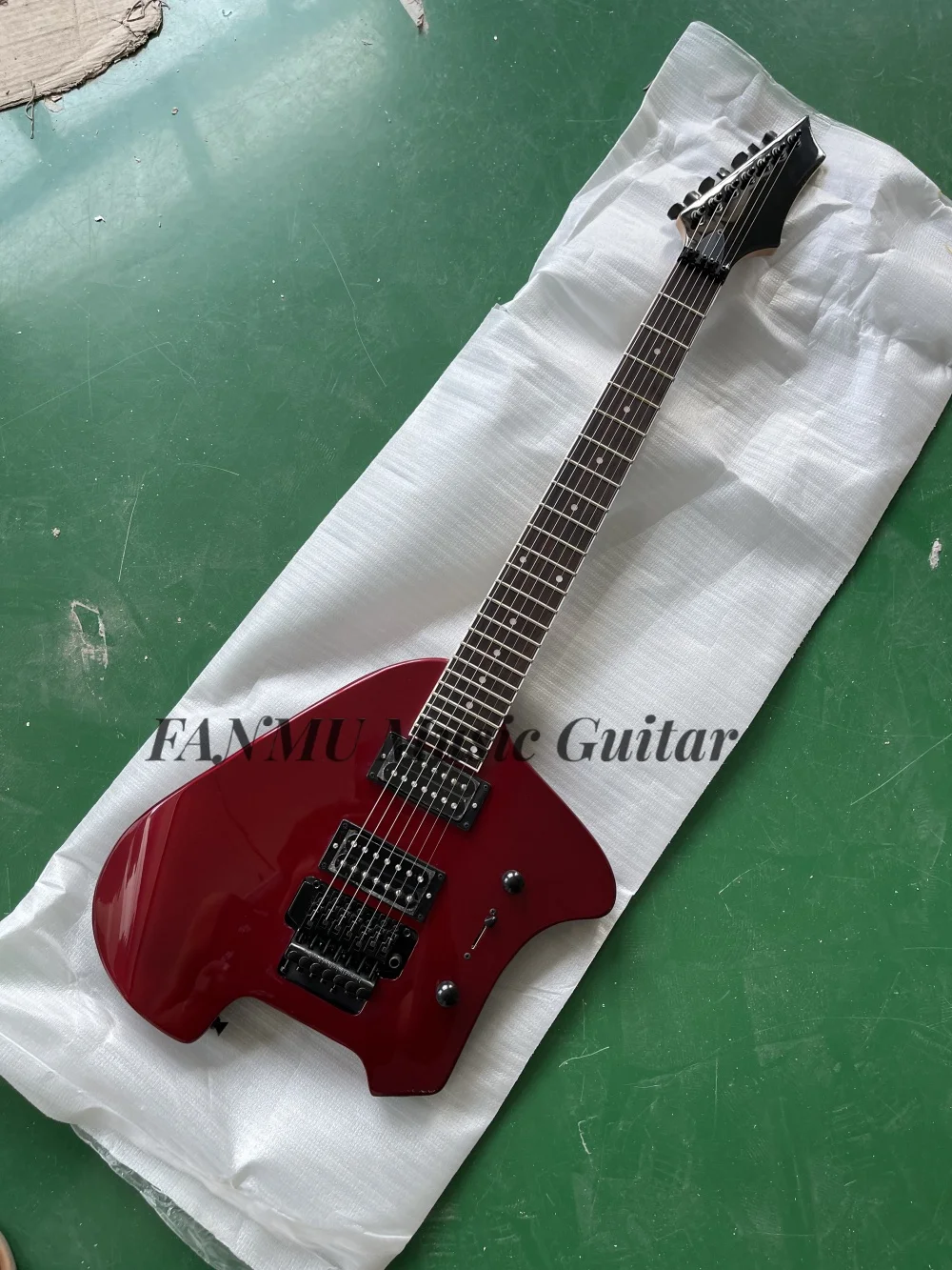 

7 string metal red guitar, Tremolo bridge, HH pickups, solid wood body, maple neck, rosewood fingerboard 22frets, customizable