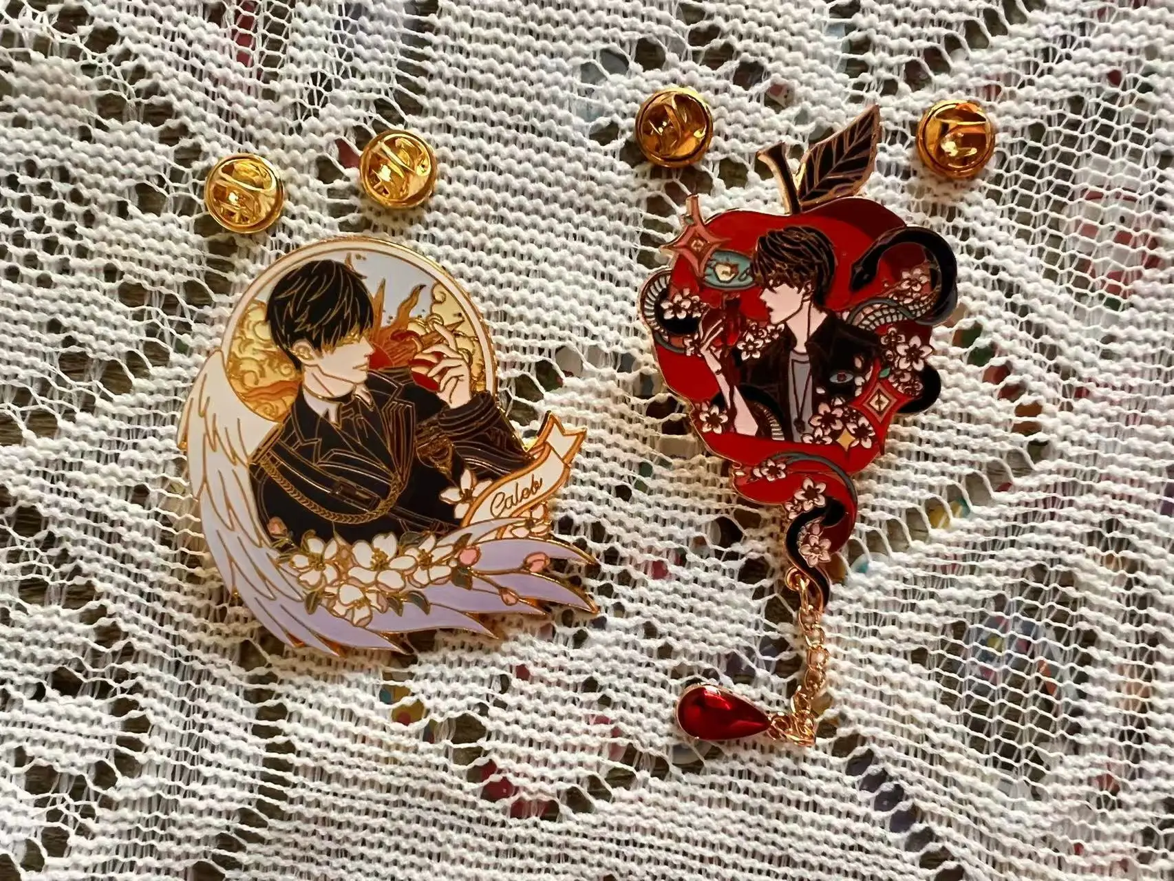 Love And Deepspace Caleb Cosplay-Abzeichen Anime-Charakter Weihnachtsbroschen Pins Weihnachtsfeier-Requisiten Fans Neujahrsgeschenke – Detail 1