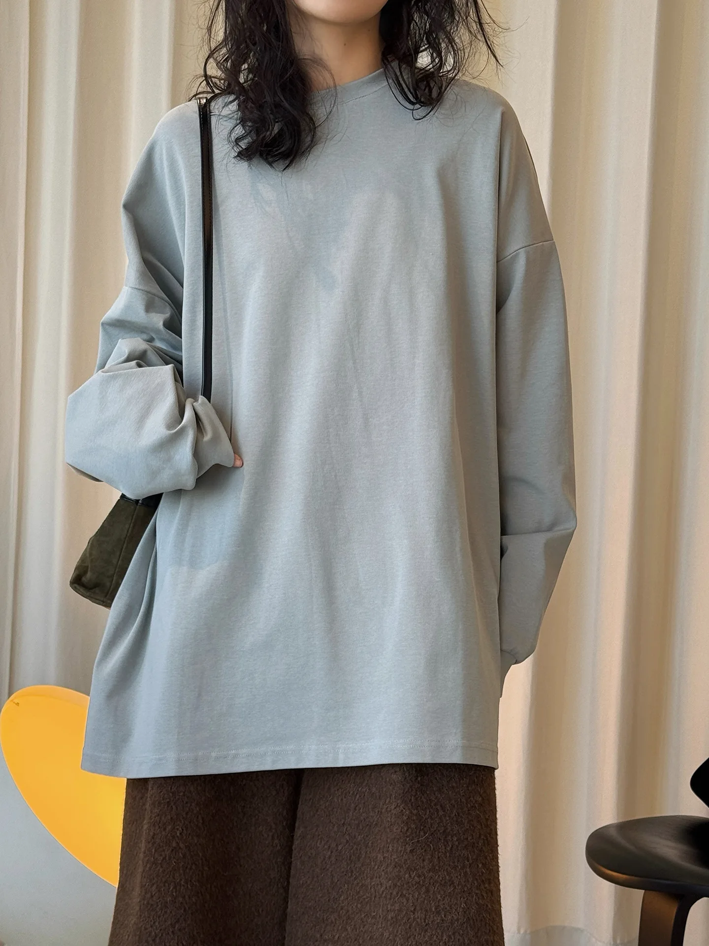 

Early spring new American style simple and relaxed long sleeved T-shirt, lightweight and comfortable silhouette top for women