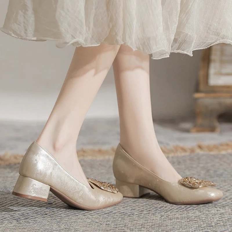 

Новинка 2024, женская обувь на низком каблуке с квадратными кристаллами и пуговицами, женские туфли-лодочки на массивном каблуке с квадратной головкой, повседневная обувь на шпильке с неглубоким носком