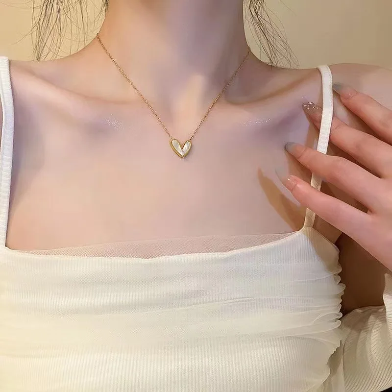 Heart Pendant Choker Necklace for Women Minimalist Gold Plated Clavicle Chain Unique Delicate Jewelry Gift Accessory