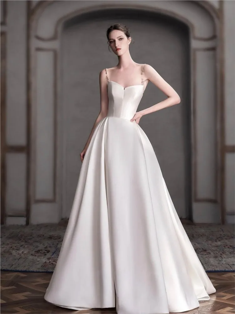 A new simple white satin dress for toasting and banquet photo shoots