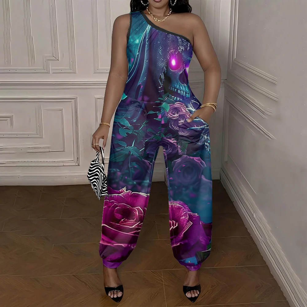 Mono con calavera rosa en blanco y negro, mono con hombros inclinados a la moda, elementos góticos oscuros, traje de una pieza