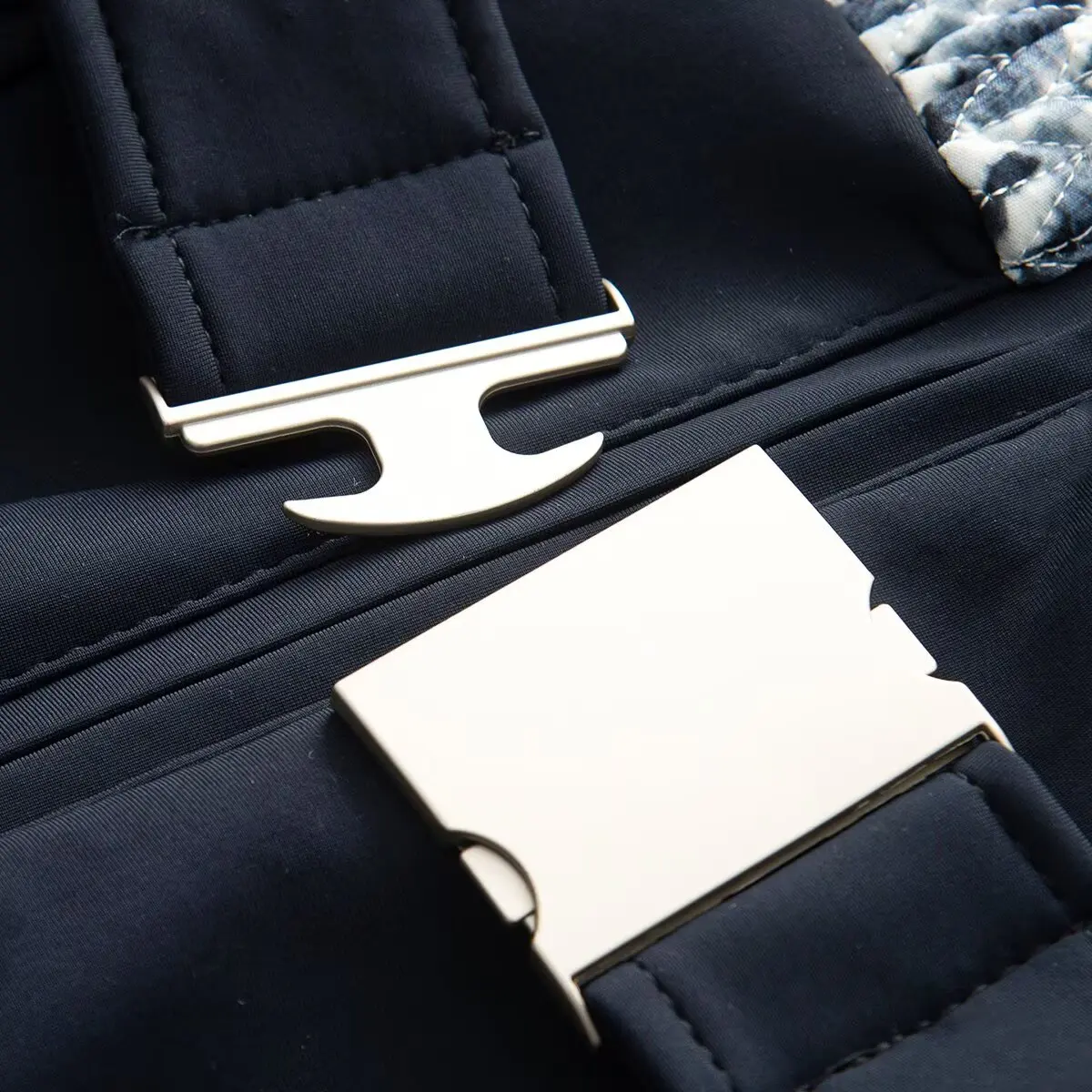 エレガントなプリント柄、厚手のレディーススキージャンプスーツ、長袖、スタンドカラー、ジッパー、ベルト付き、ロングロンパース、2026年、暖かい、ハイウエスト、女性用ロンパース