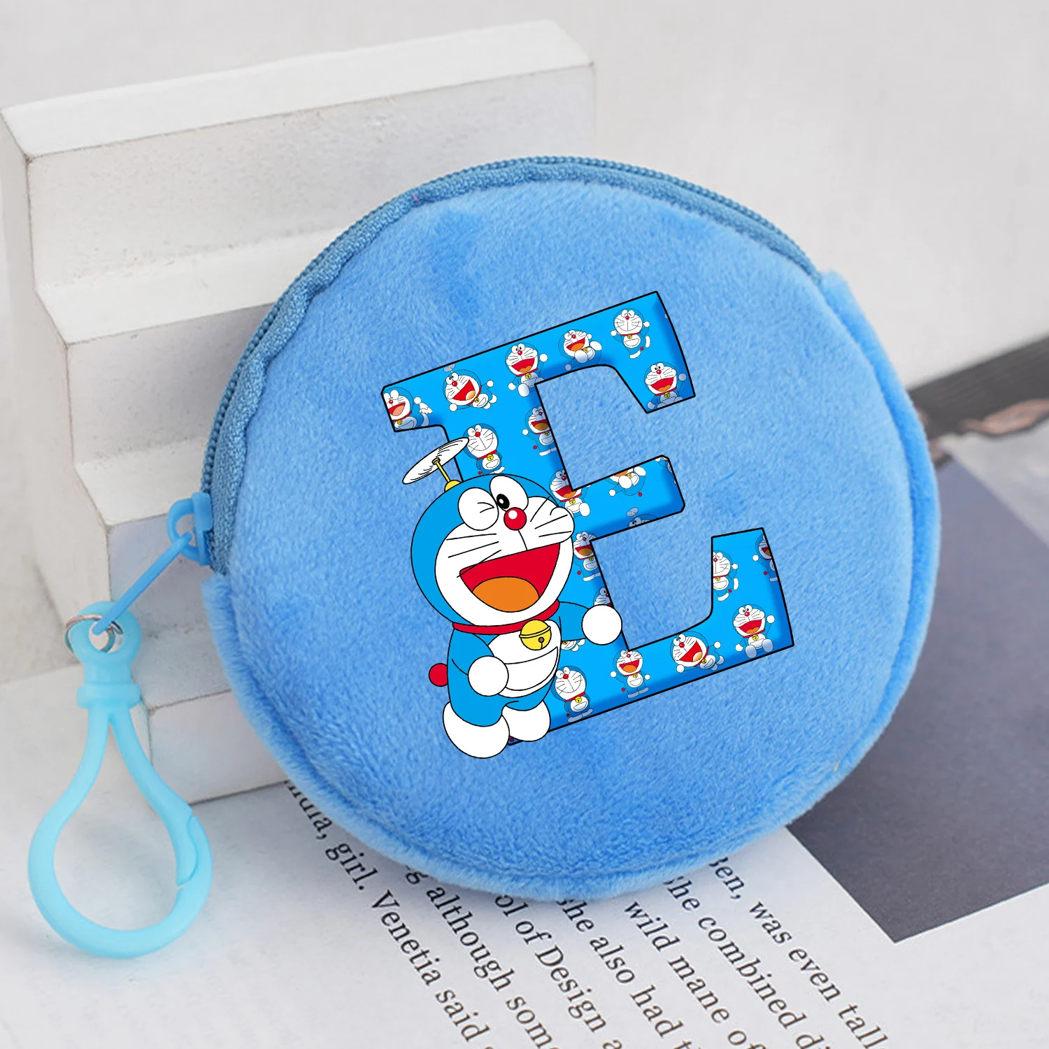 Doraemon monederos redondos de felpa A-Z bolsa de almacenamiento de letras lindo Anime azul Mini bolsa Kawaii dibujos animados impreso bolsa con cremallera nuevo regalo para niños