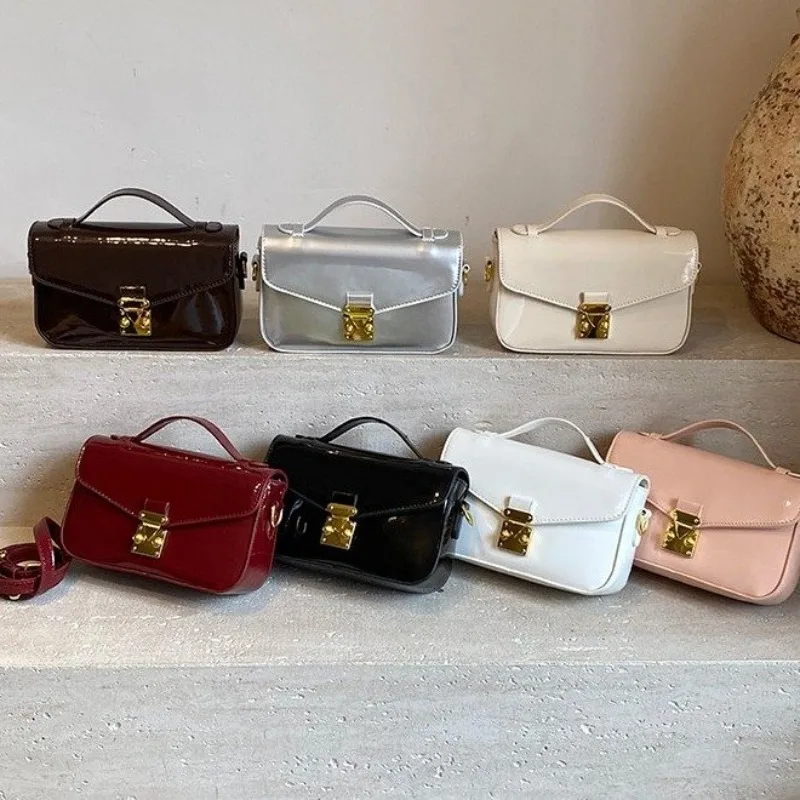 

Minimalist Chic Large Capacity Diaper Bags For Women Elegant Leather Shoulder Bag Classic Designer Commuter Bag Stylish