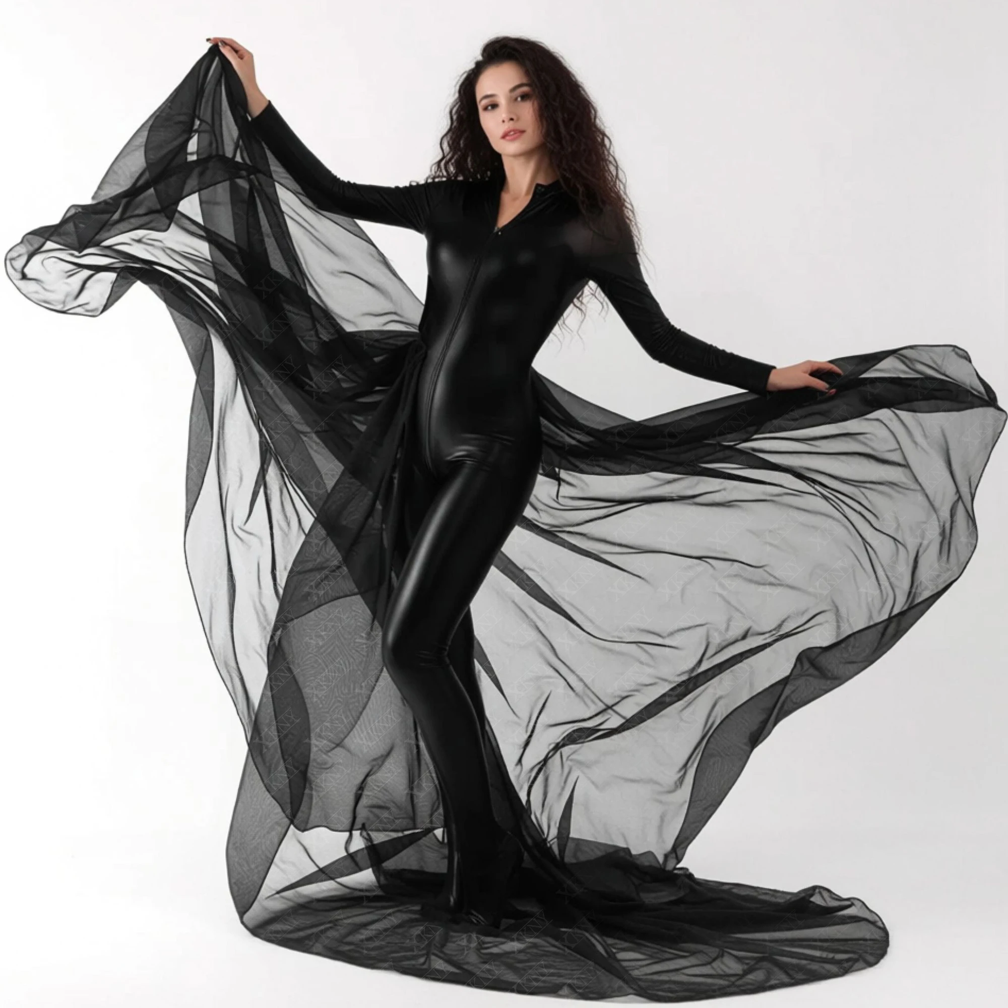 

Сатиновый глянцевый боди-комбинезон XClocKNYoung с высоким воротом, длинными рукавами, облегающими брюками и двусторонней молнией, из шелковистой ткани.