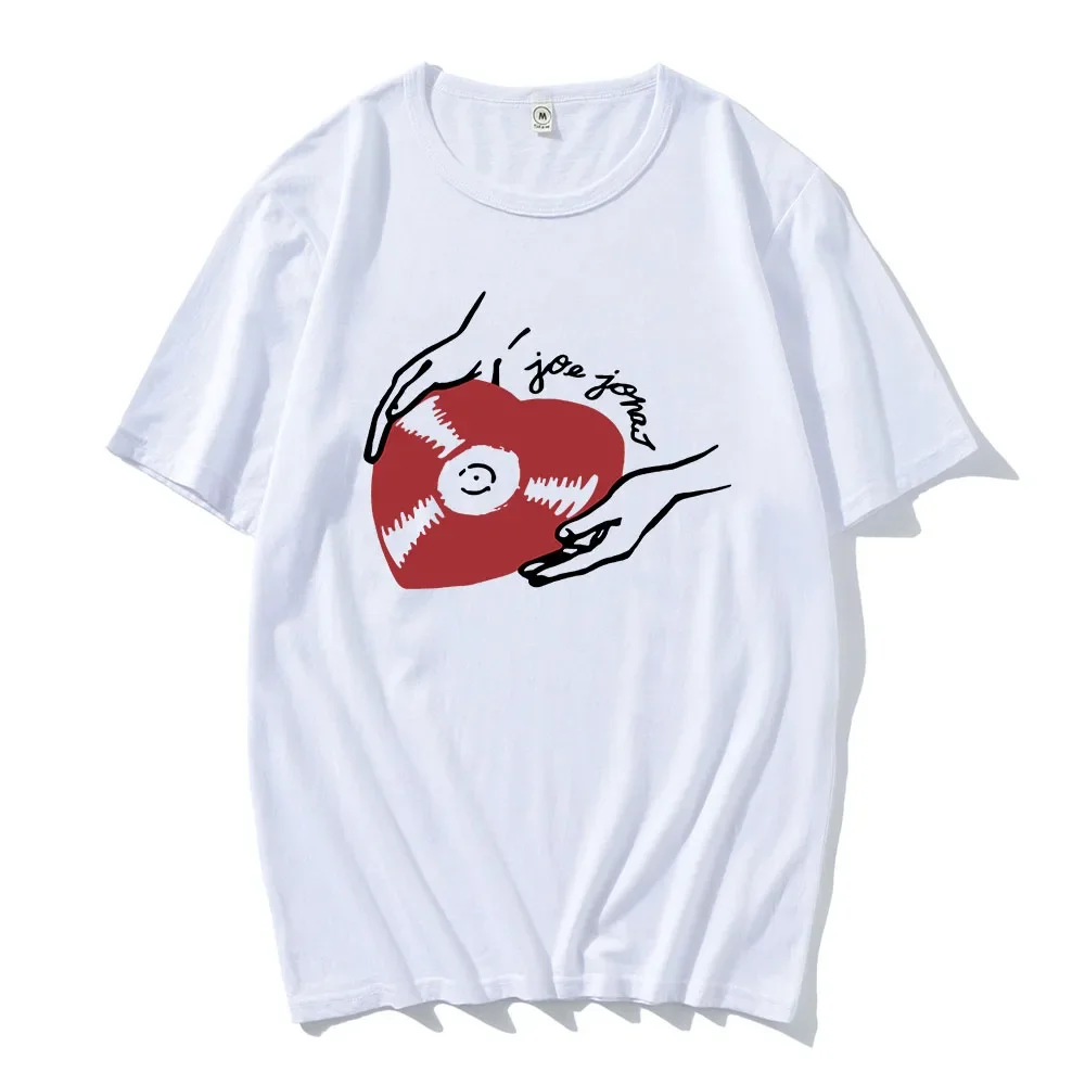 

In the summer of 2025, male singer Joe Jonas wore a 100% pure cotton short-sleeved T-shirt with heart-shaped record pattern prin