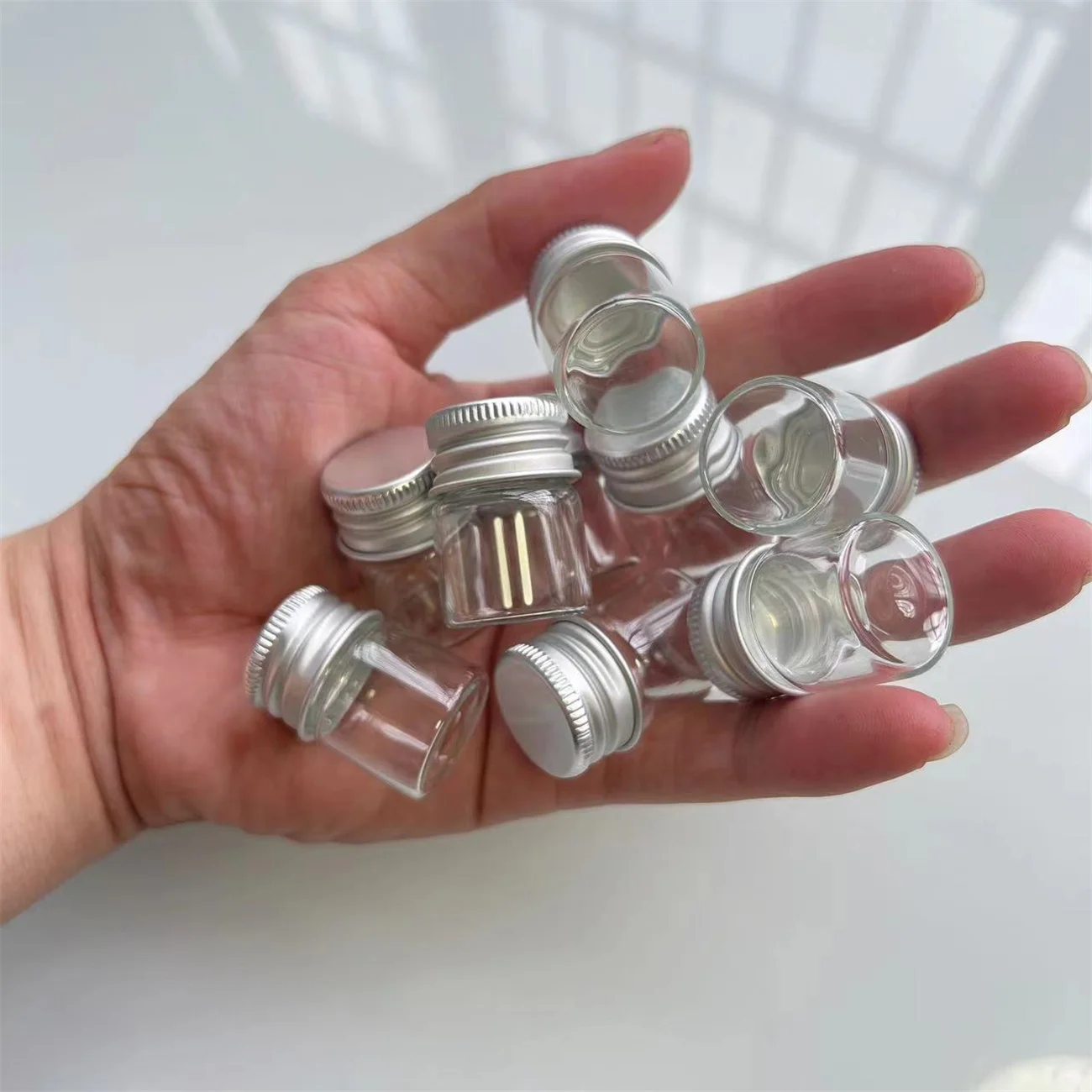 Wholesale 12/50/100 pcs/lot Tiny Glass Jars 5ml Glass Bottles Silver Screw Cap Mini Containers GLASS Decorative Vial