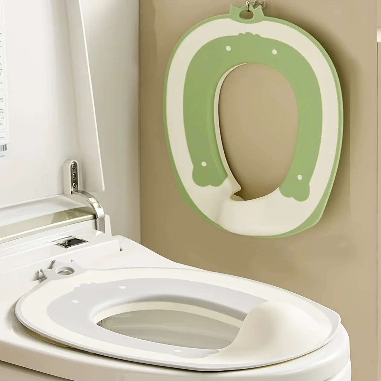 

Очаровательное мультяшное сиденье для унитаза для детей, портативное дорожное сиденье для приучения к горшку с зелено-белым дизайном, пластиковый материал