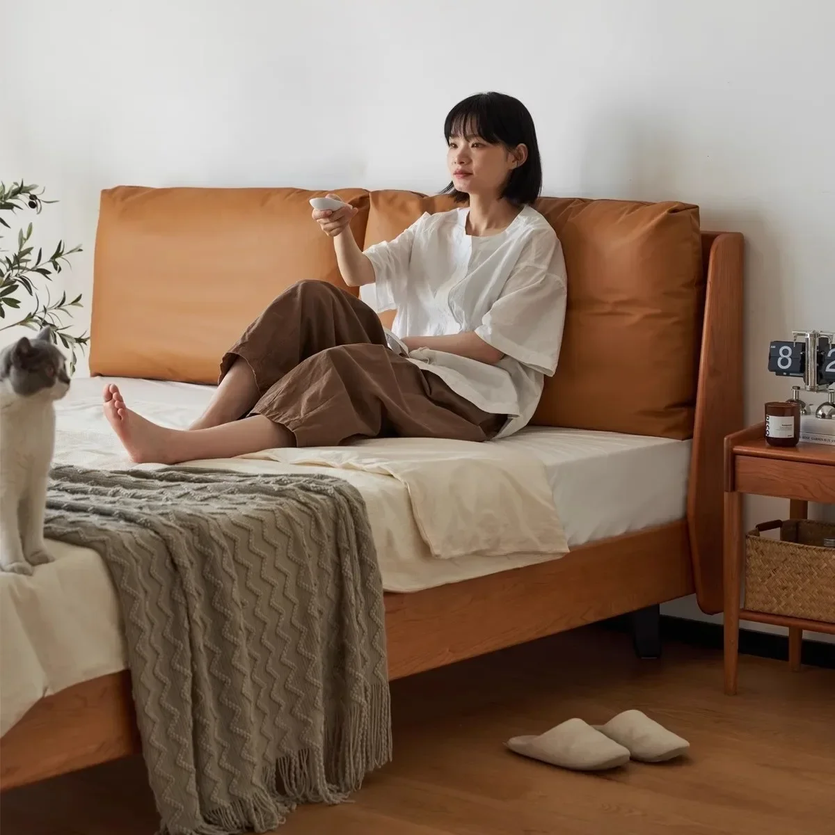 

Solid wood bed Nordic 1.5 small apartment Japanese-style suspended master bedroom