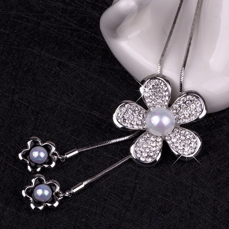 

New autumn and winter fashion knitted sweater chains, flower pendants and tassel women's necklaces