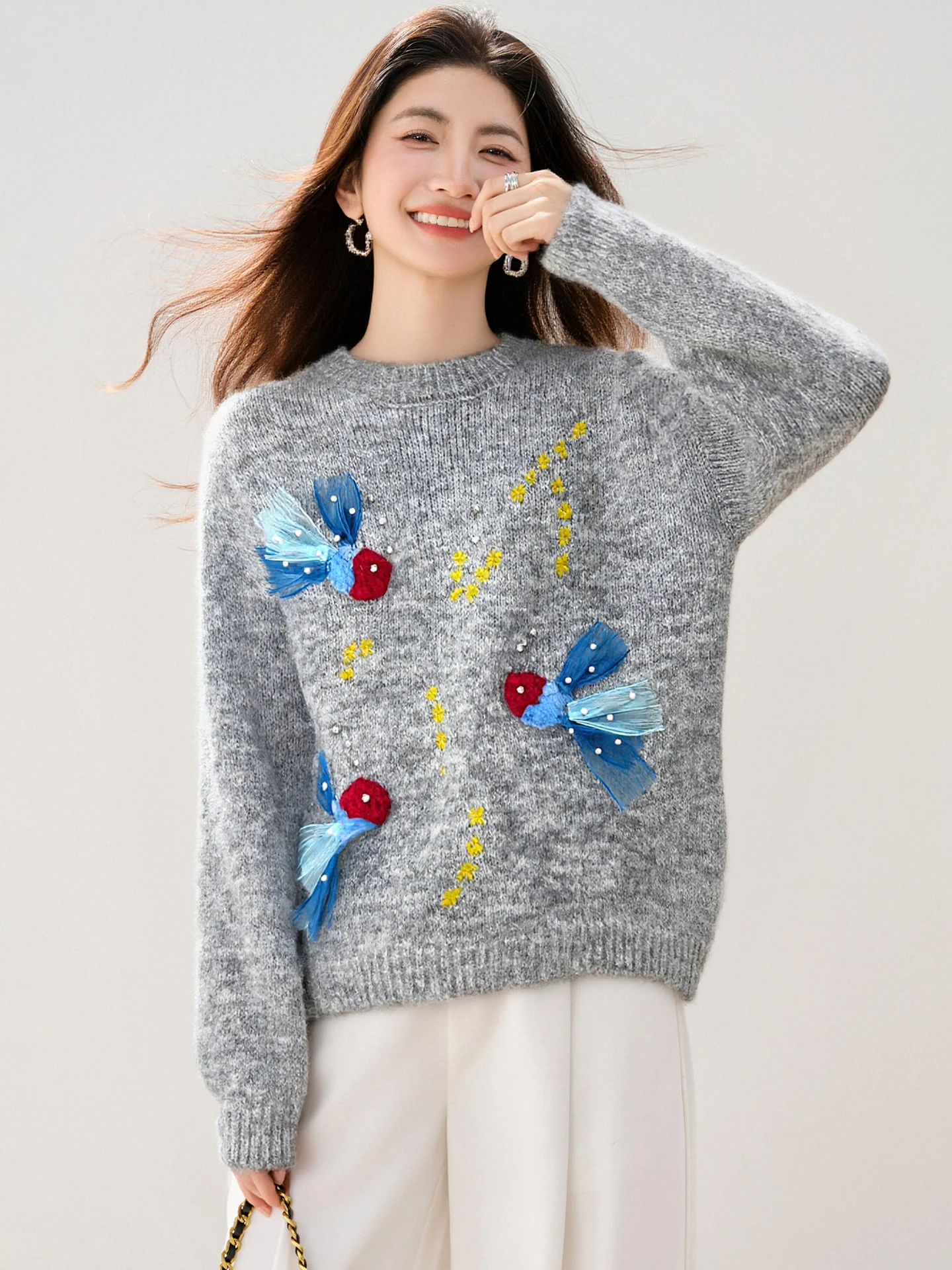 O suéter pulôver bordado de peixe dourado estilo relaxado é super lindo e acentuado é uma keat tridimensional de crochê