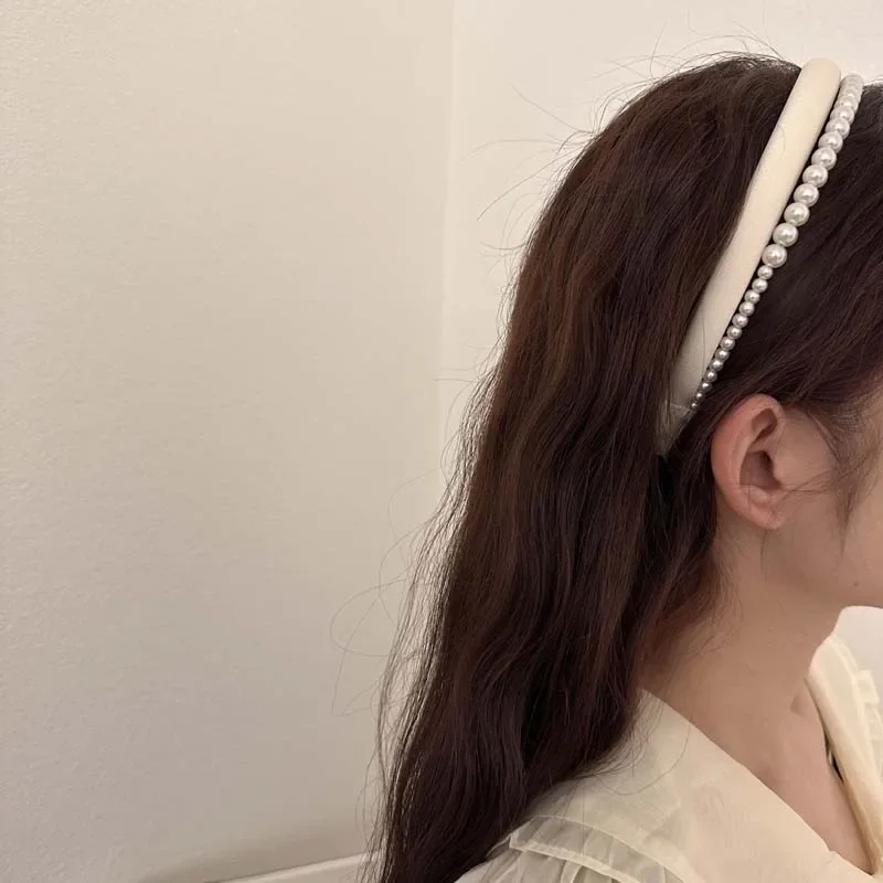 2025 Nuova fascia stretta a doppio strato con perle di raso per le donne Retro elegante nero bianco perla cerchio per capelli accessori per capelli da sposa