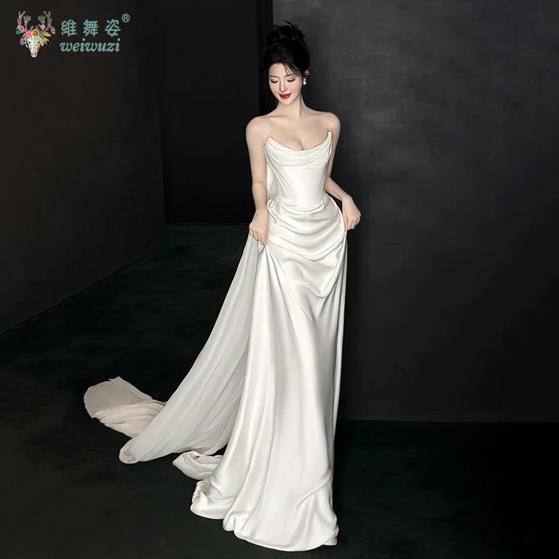 ホワイトサテンストラップレストレーリングシンプルでエレガントな花嫁のウェディングドレスフレンチスタイルの屋外結婚式やフォーマルな機会のドレス