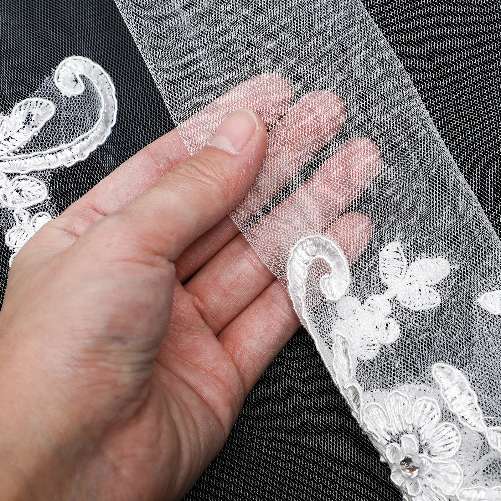 

Lace Bridal Veils Elegant Short Wedding Veil with Rhinestones for Bride Hair Accessory Communion Baptism Headwear