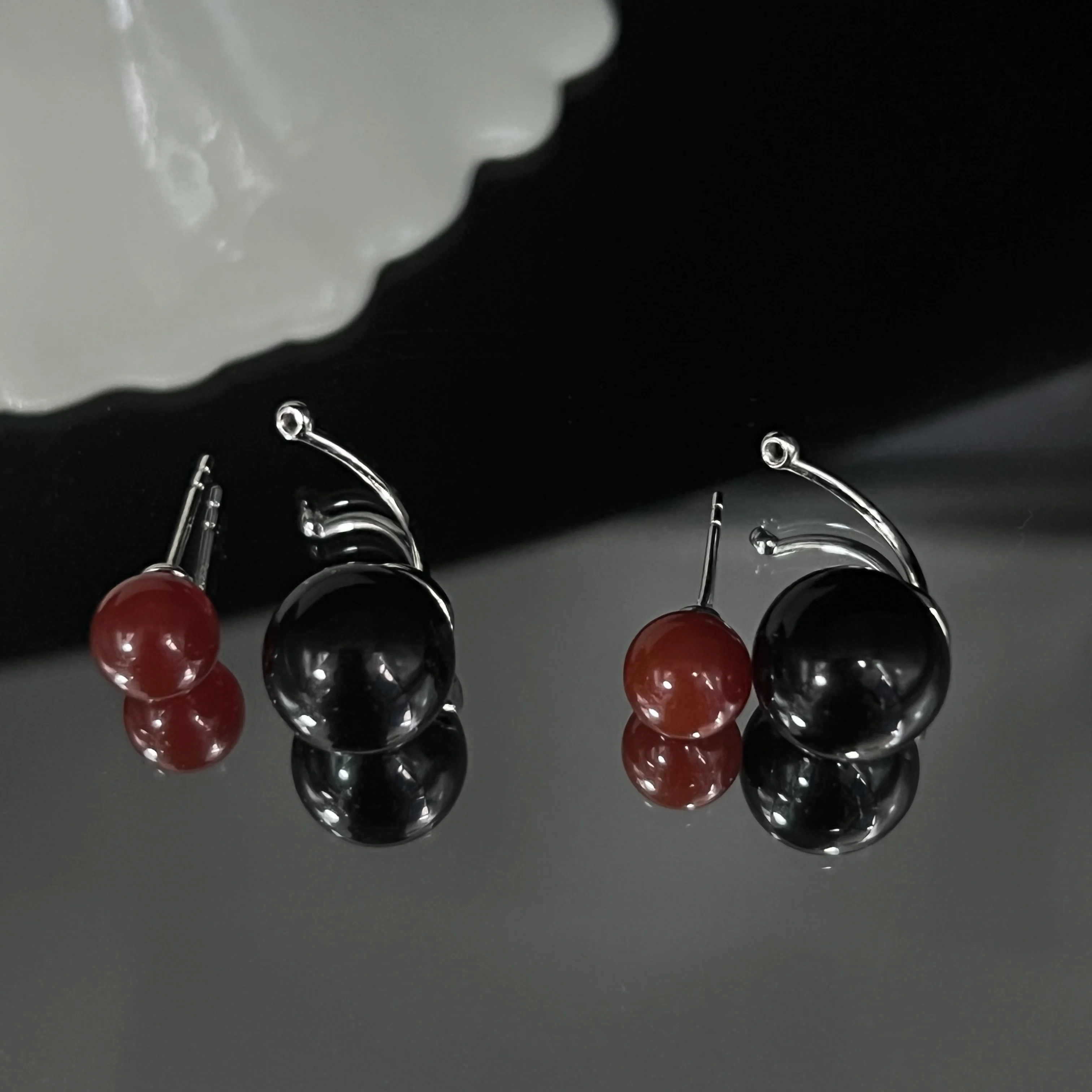 Koreaanse mode S925 dubbelzijdige zwarte agaat oorbellen voor dames, druppelvormige ronde kralen, anti-allergische oorbellen