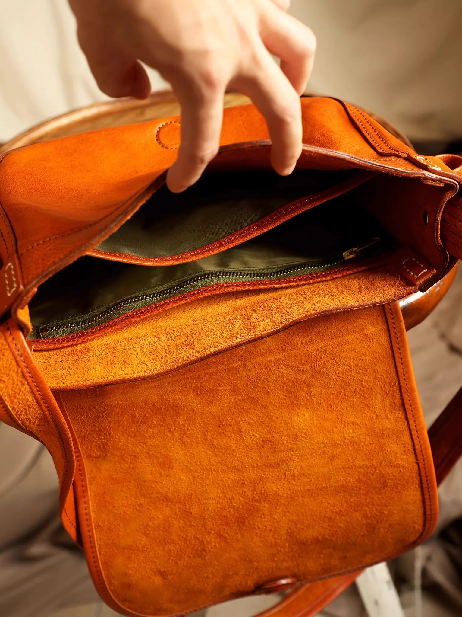 Vintage designer handmade genuine leather men's women's shoulder bag casual daily luxury vegetable tanned cowhide crossbody bag