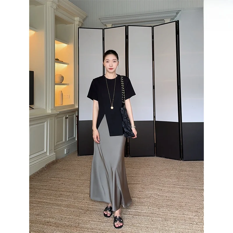 

Летний модный комплект Co99: хлопковая простая свободная футболка с разрезом и атласная юбка для женщин, коллекция 2025 года