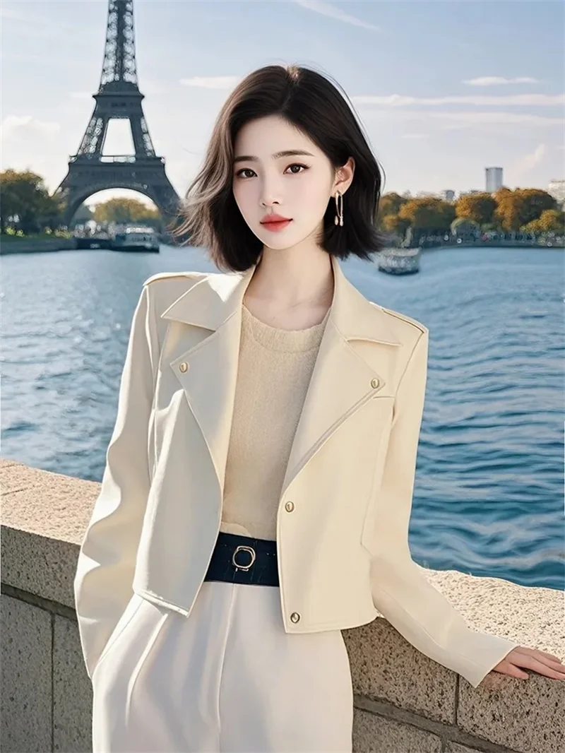 سترة جلدية نسائية موضة جديدة فريدة من نوعها سترة قصيرة لطيفة للغاية مزاجه عالية الشعور معطف جلد أبيض الإناث أوائل الربيع