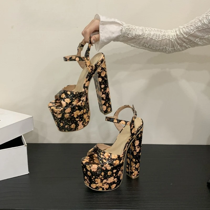 

Женские гладиаторские сандалии на платформе с ультравысоким каблуком 18 см, модные, из лакированной кожи, с цветочным принтом, на массивном каблуке, летние туфли