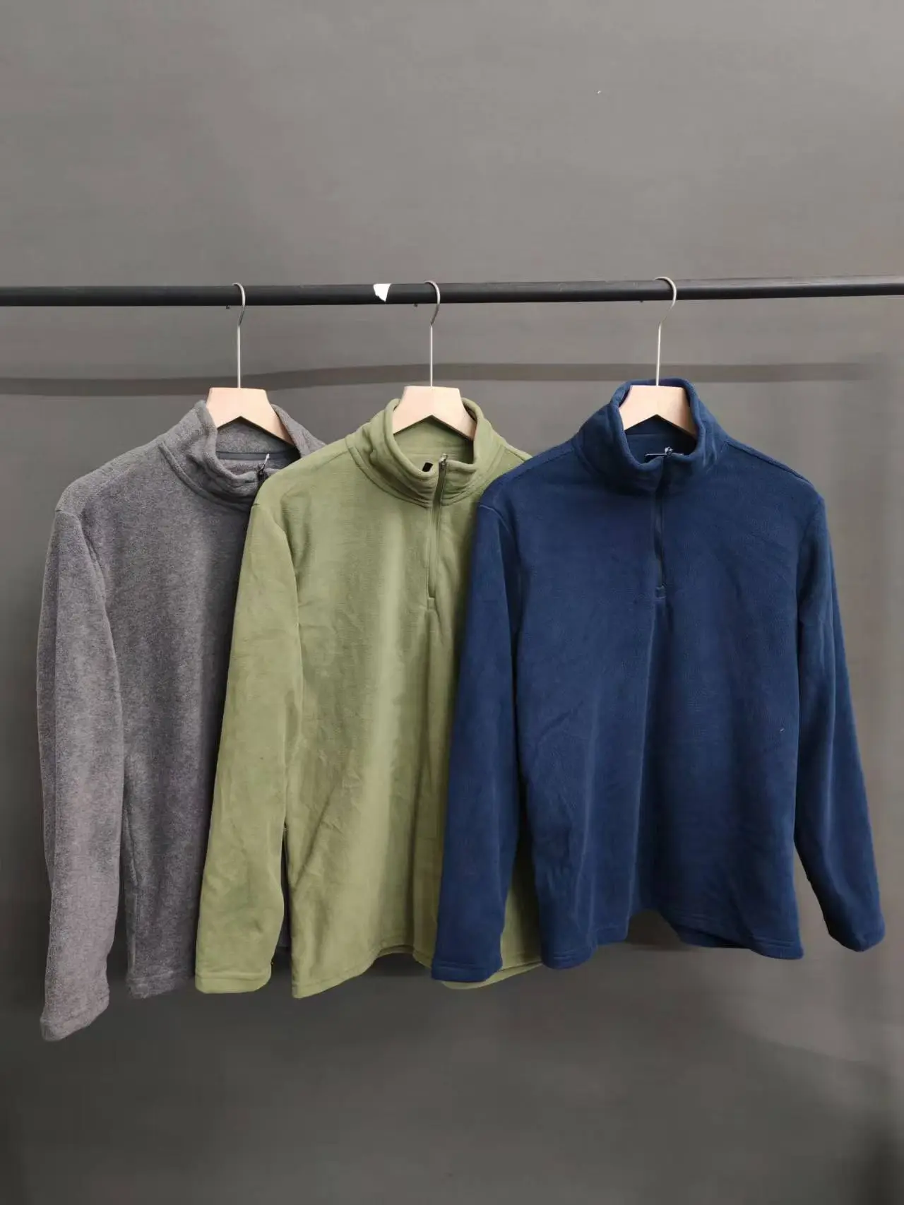 

P00 This Is Suitable for Autumn Or Early Winter as a Base Layer to Wear with Soft ell Stand Fit Long Sve Zipper Clos...