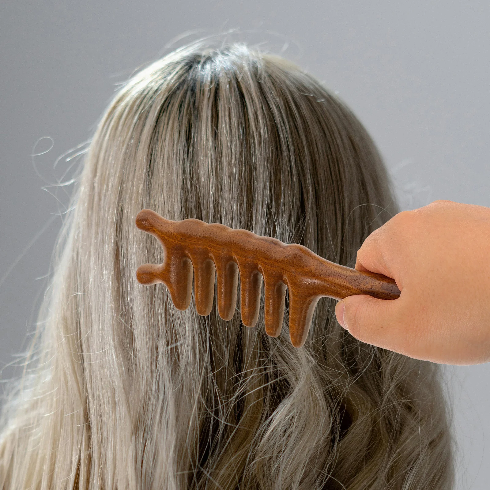 

Wooden Wide Tooth Scalp Massage Comb Long Handle Natural Material Lightweight Portable Hair Caring Detangler Comb for Neck Back