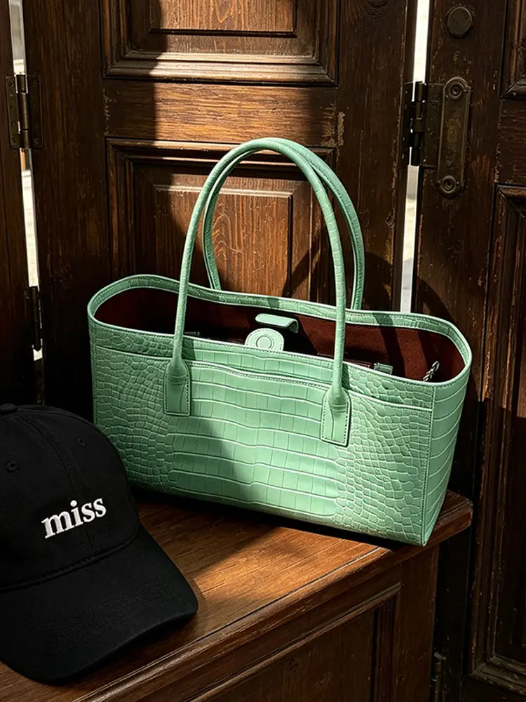 

Green Large Capacity Tote Bag Women's 2026 New High-End Handbag Single Shoulder Commuter Bag Underarm Summer Commuting Bag